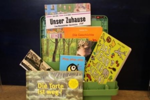 Foto der Sprachförderkiste mit ausgesuchten Büchern für Kinder